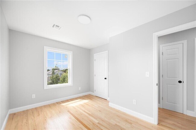 Building Photo - 28 Grosvenor Ave