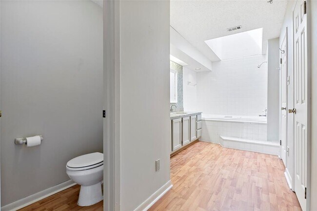 Building Photo - 3122 Camelot Dr