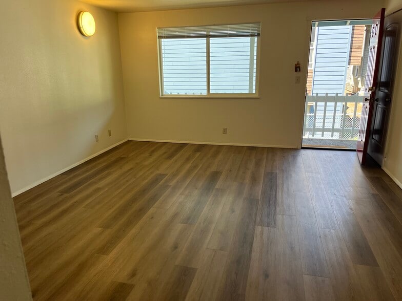 Living room to front door - 1948 Harris St