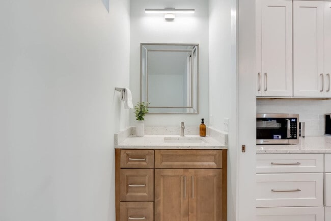 Building Photo - 223 E Lakeshore Dr