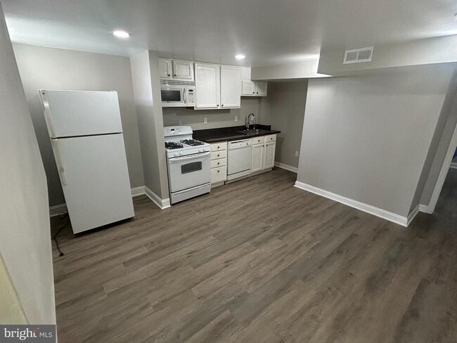 Building Photo - 5839 Benton Heights Ave