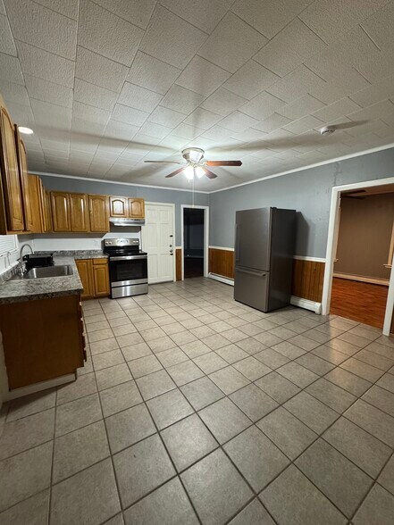 Building Photo - 133 Pleasant St