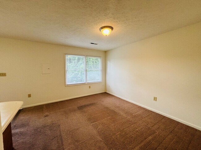 Building Photo - 4 Bedroom 2.5 Bath Townhouse