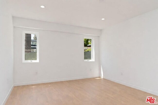 Building Photo - 2115 Beachwood Terrace