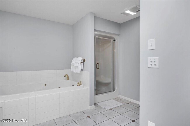 Building Photo - 11 Cardinal Dr