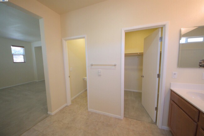 Building Photo - 549 Chaparral Loop