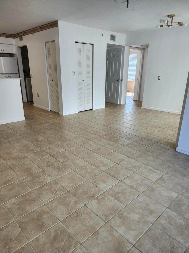 Building Photo - 802 Villa Cir