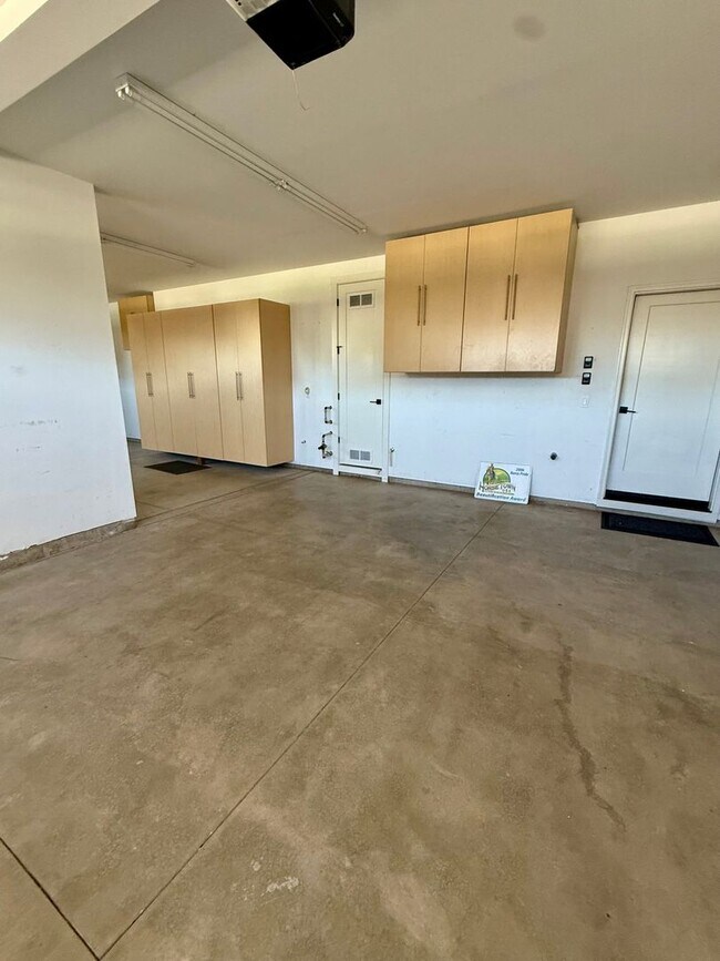 Building Photo - Welcome to this stunning 5-bedroom, 3.5-ba...