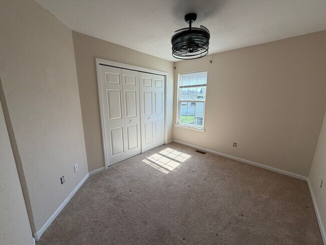 Building Photo - Available 04/01/2026....  MONTH TO MONTH TIL JUNE 2026