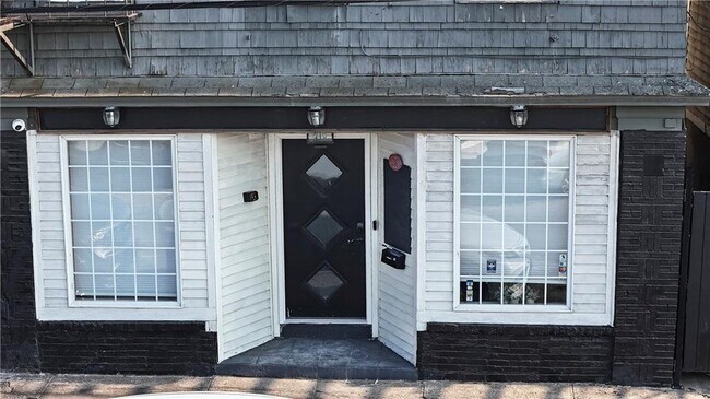 Building Photo - 108 Spruce St