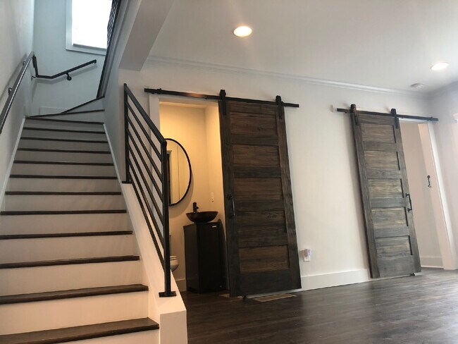 Building Photo - Stunning Renovation in Historic West End – 3 Bed / 2 Bath