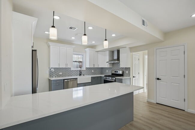 Building Photo - 4 Lincoln Pl