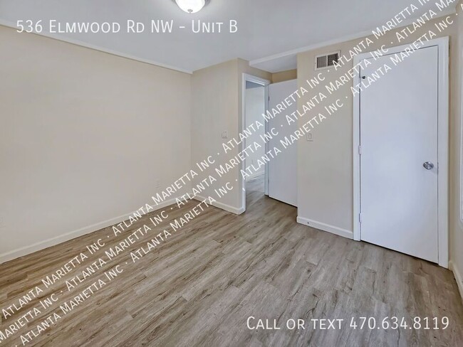 Building Photo - Updated 2-Bedroom, 1-Bath Lower-Level Dupl...