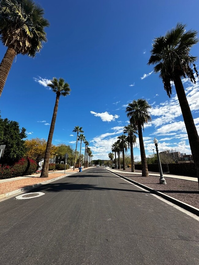 Building Photo - Historic District 2 bed 1 bath & Large Storage Unit near Friendship Garden of PHX