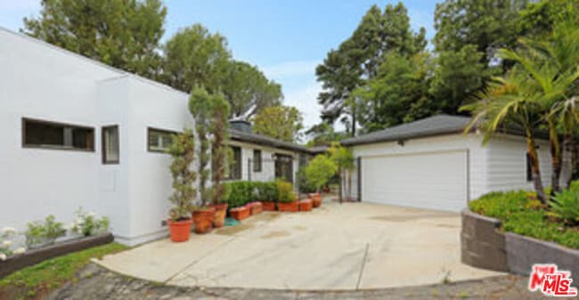 Building Photo - 8049 Briar Summit Dr