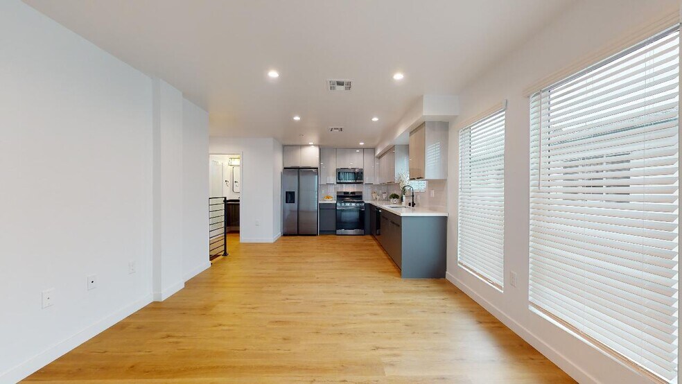 Building Photo - 1311 N Harvard Blvd