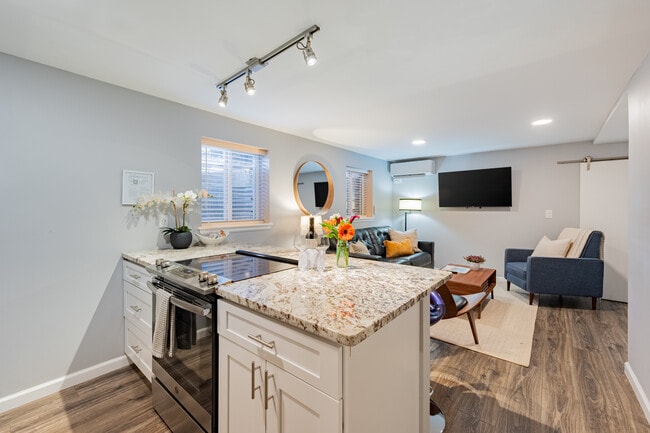 Building Photo - Capitol Hill