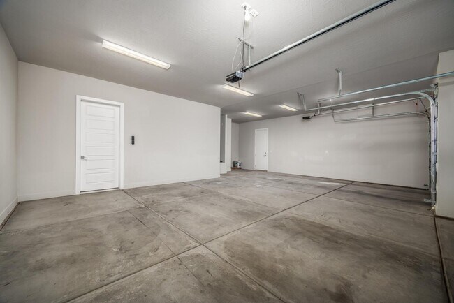 Building Photo - 1861 N Mountain View Dr