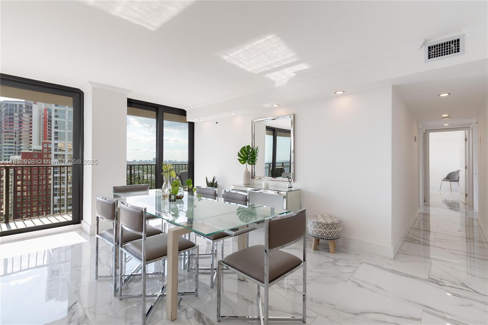Building Photo - 1450 Brickell Bay Dr