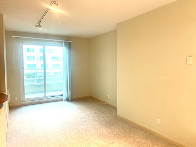 Building Photo - Quiet one Bedroom condo in Doorman Buildin...