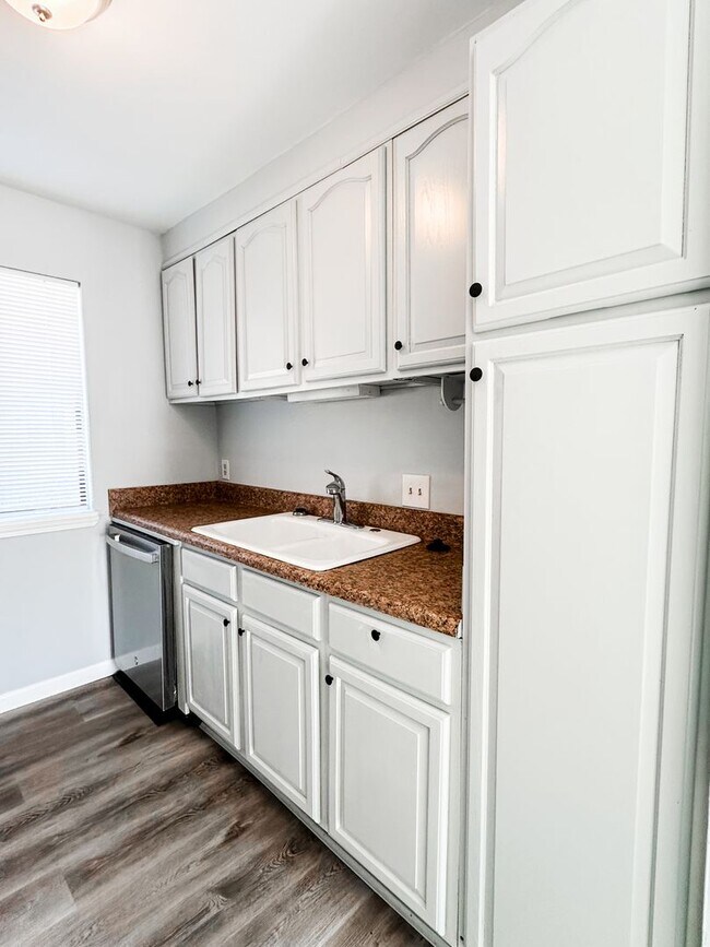 Building Photo - Renovated townhome in Great Alpharetta location