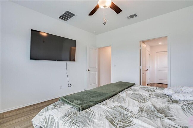Building Photo - 389 Salt Springs Rd