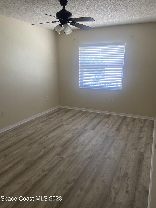 Building Photo - 290 Spring Dr