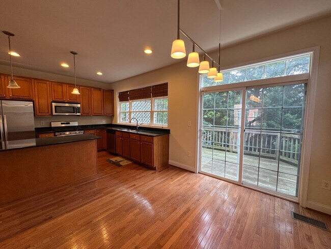 Building Photo - Gorgeous 4 Bed 3 Bath End Unit Brick Townh...