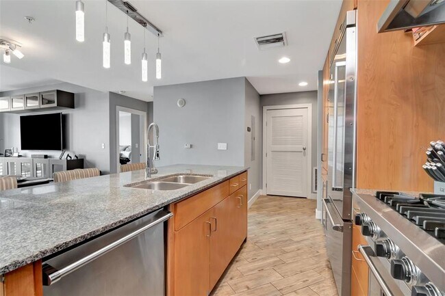 Building Photo - 1120 E Kennedy Blvd