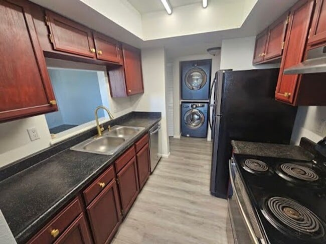 Building Photo - FREE November Rent and 43" TV!  Ground-Lev...