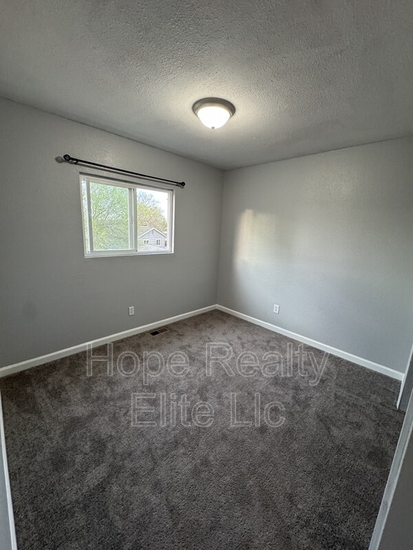 Building Photo - 3378 Foxridge Dr