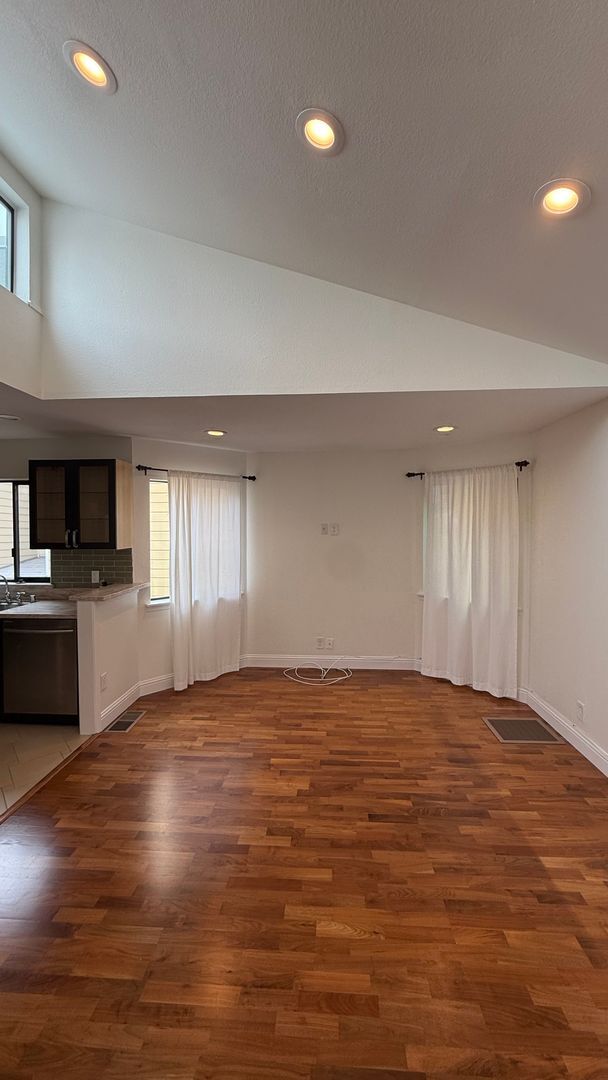 Building Photo - EPIC REA: Charming 2Bed/1Bath Condo w/ Parking