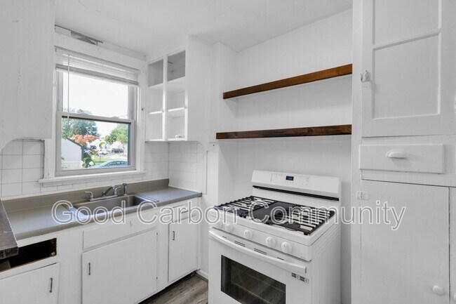 Building Photo - 137 Sanders Rd