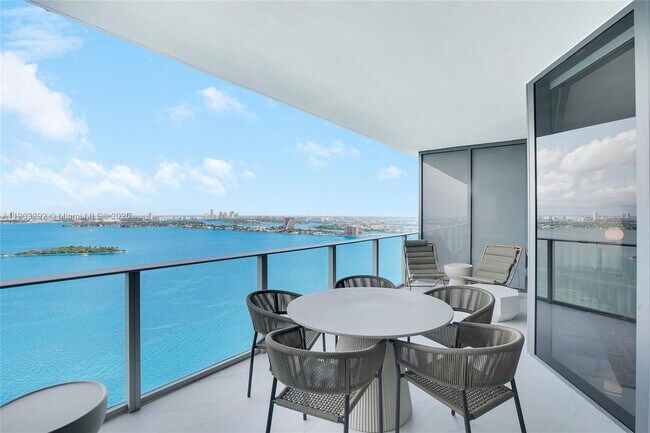 Building Photo - 700 NE 24th St