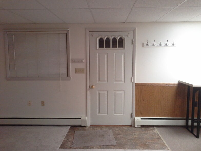 entry way - 119 Valley View Dr