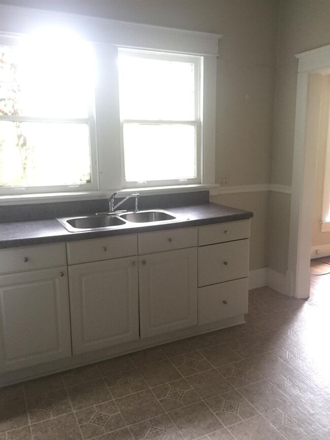 Building Photo - Studio apartment for rent in charming older home!