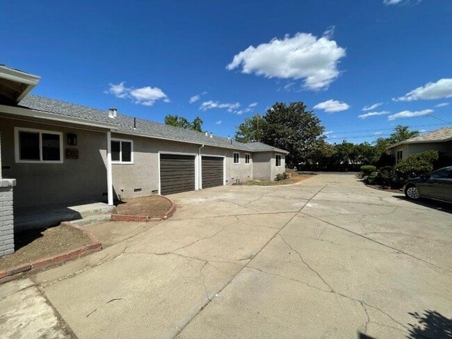 Building Photo - Gorgeous 2 Bedroom in Tahoe Park