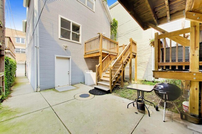 Building Photo - 3308 N Racine Ave