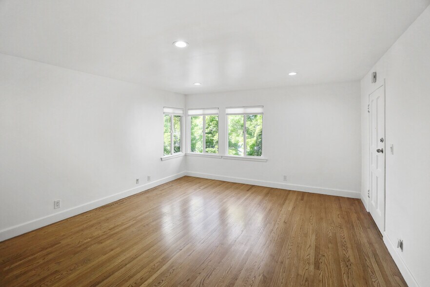 Building Photo - 2420 W Sunset Blvd