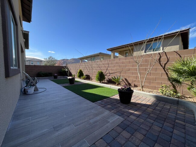 Building Photo - 9742 Zircon Cliff Ave