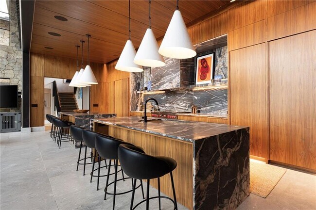 Building Photo - 725 Rocky Point Dr