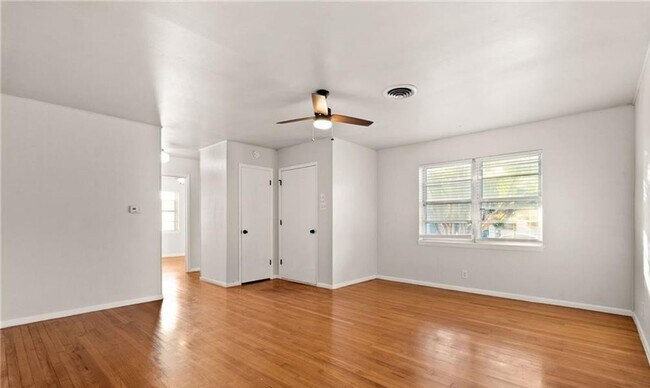 Building Photo - Renovated 4-bedroom 1.5 bathroom home!  Housing accepted! $500 off first months rent!