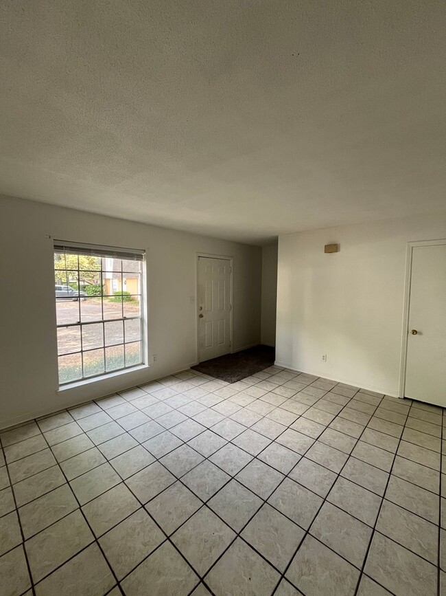 Building Photo - Townhome Located in NE Pensacola