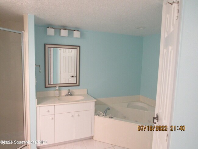 Building Photo - 606 Shorewood Dr