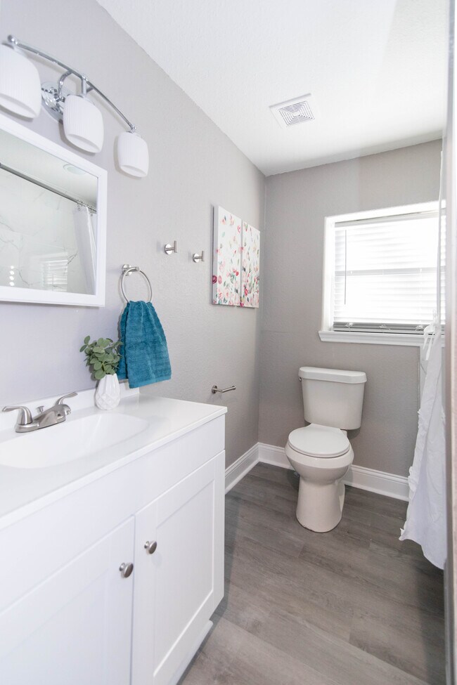 Building Photo - 305 W Sherman St