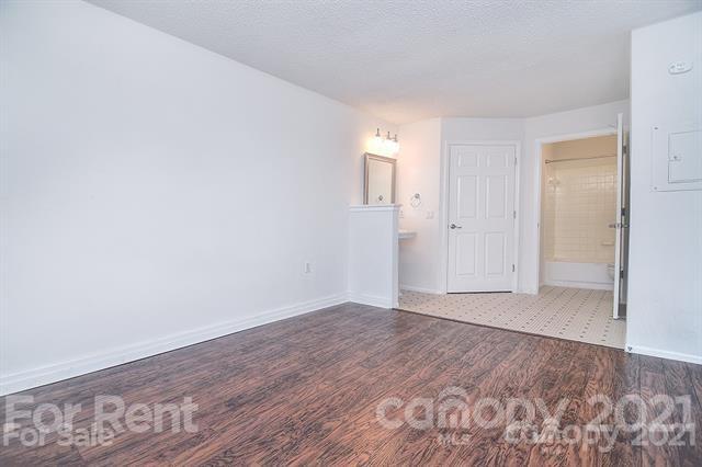 Building Photo - 2500 Cranbrook Ln