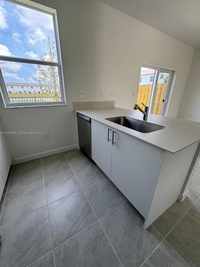 Building Photo - 2825 SE 25th Ave