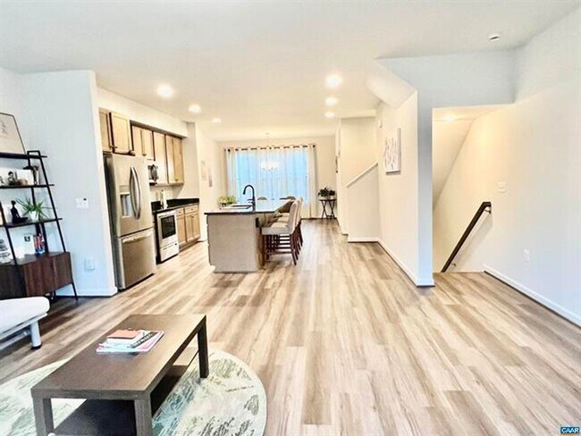 Building Photo - Southwood- Gorgeous style and like new condition with a great location to downtown and the Univer...