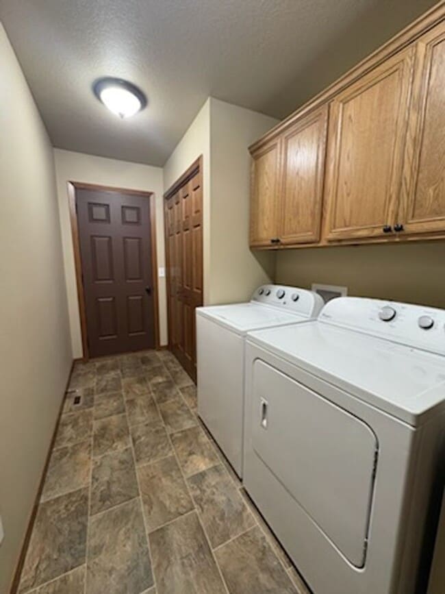 Building Photo - 3 BEDROOM | 2 BATH | GARAGE | NEWER TOWNHOME SUMMERSET