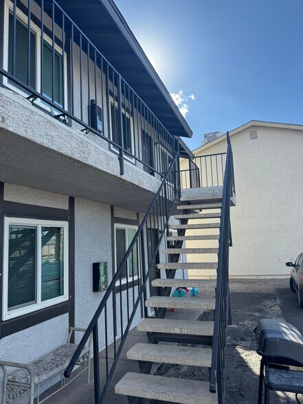 Building Photo - 432 E Sunset Rd